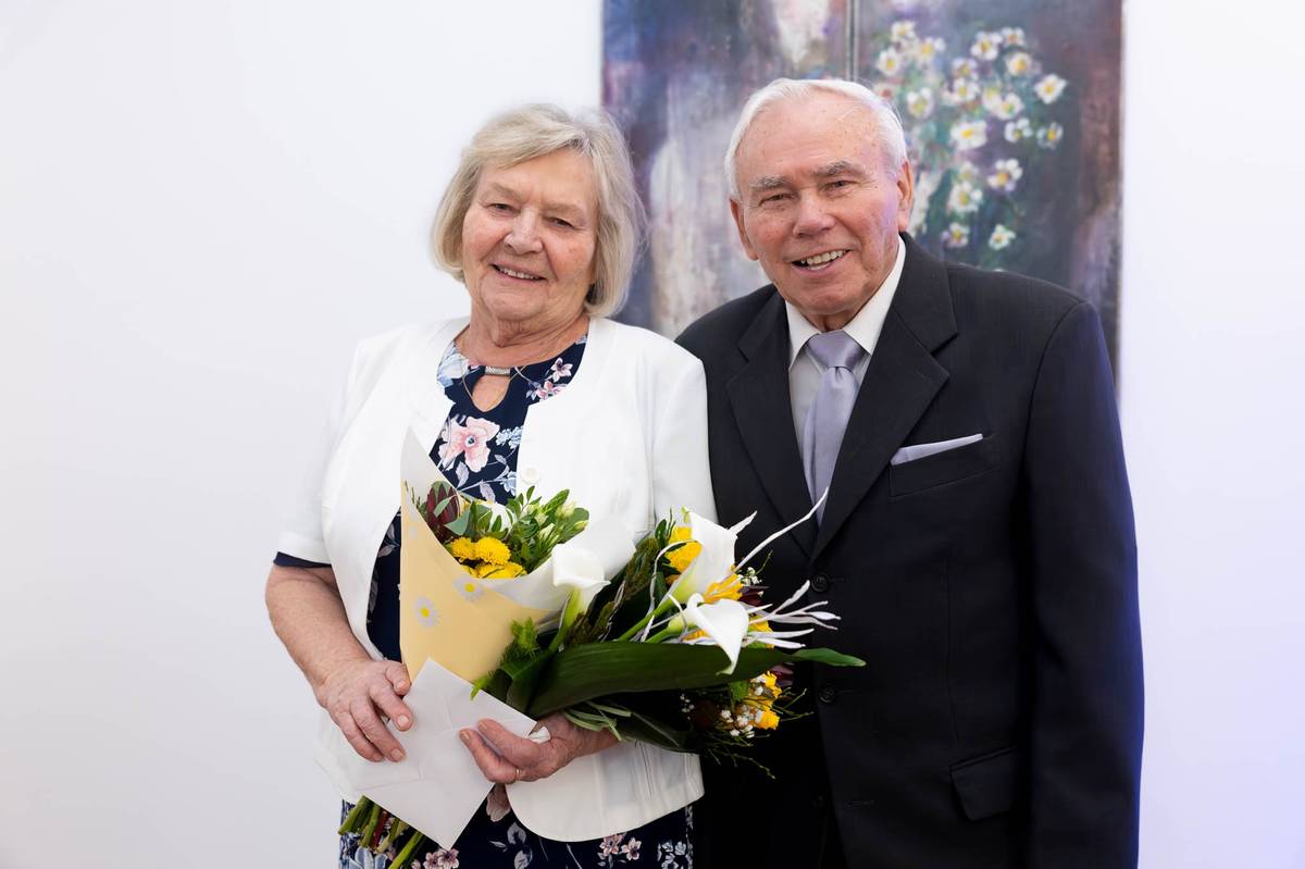 Fotogalerie 💎>>>   V sobotu 23.11.2024 se v obřadní síni hrádecké radnice v 11 hodin 30 minut konala diamantová svatba. Manželé Marie a Miroslav Řezníčkovi obnovili svůj manželský slib, který si dali před 60ti lety dne 28.11.1964.   Do obřadní síně přišli obklopeni svými blízkými, panovala zde veselá, láskyplná atmosféra. V proslovu pan oddávající Jaroslav Poláček vzpomenul důležité milníky jejich společného života a u přípitku pogratuloval k jejich úžasnému jubileu. Manželé Řezníčkovi jsou pro nás všechny příkladem, že láska může být trvalá, krásná a plná radosti. Přejeme jim do dalších společných let nadále mnoho zdraví, štěstí a spokojenosti.