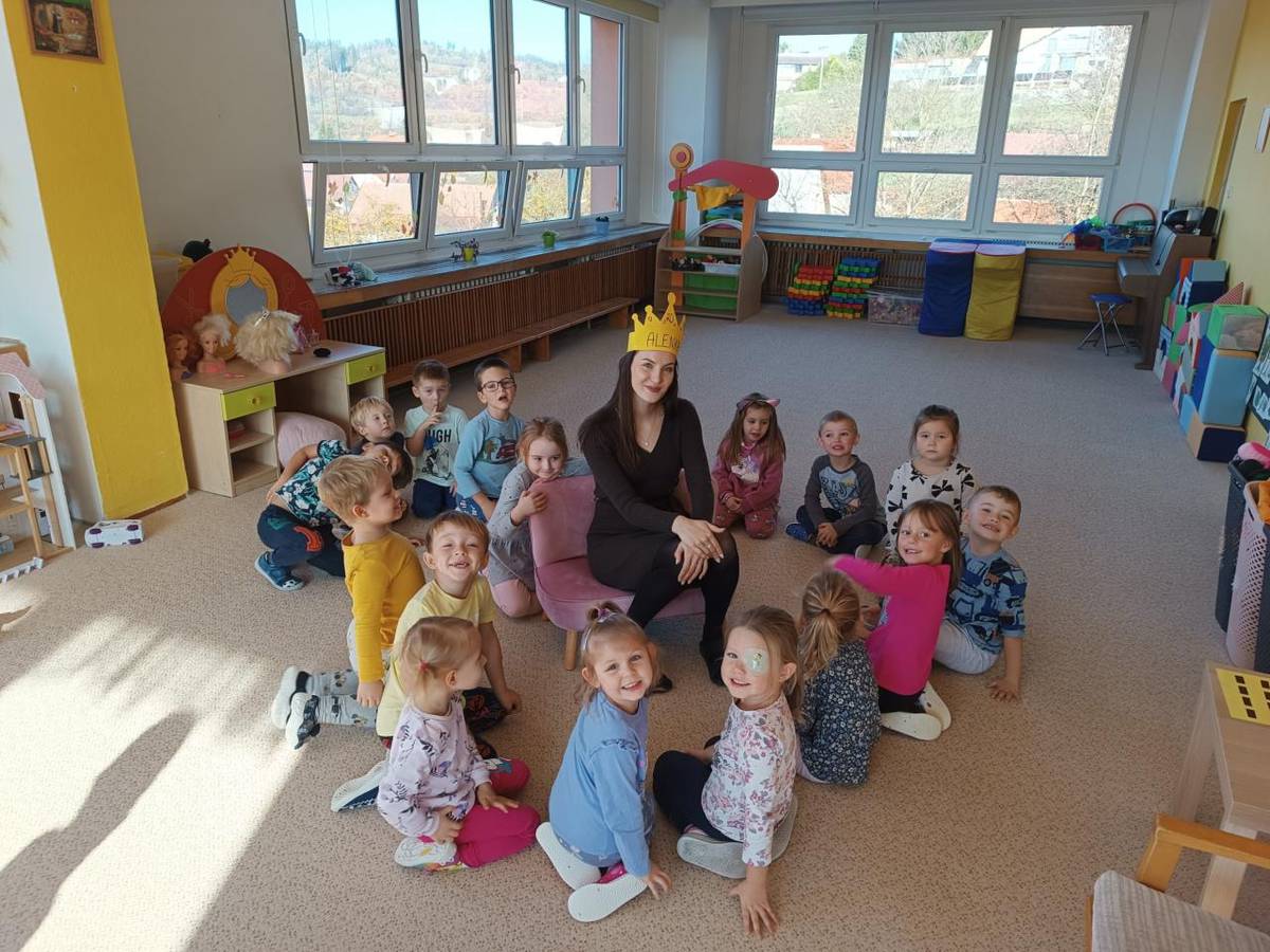 Padá na zem suché listí, stromy půjdou brzy spát.   Každý přece snadno zjistí, že už nastal listopad.