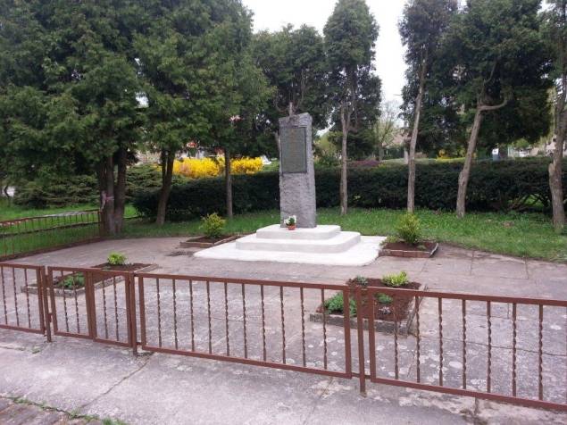 Oprava památníku padlých ve 2. světové válce (3.5.2013)