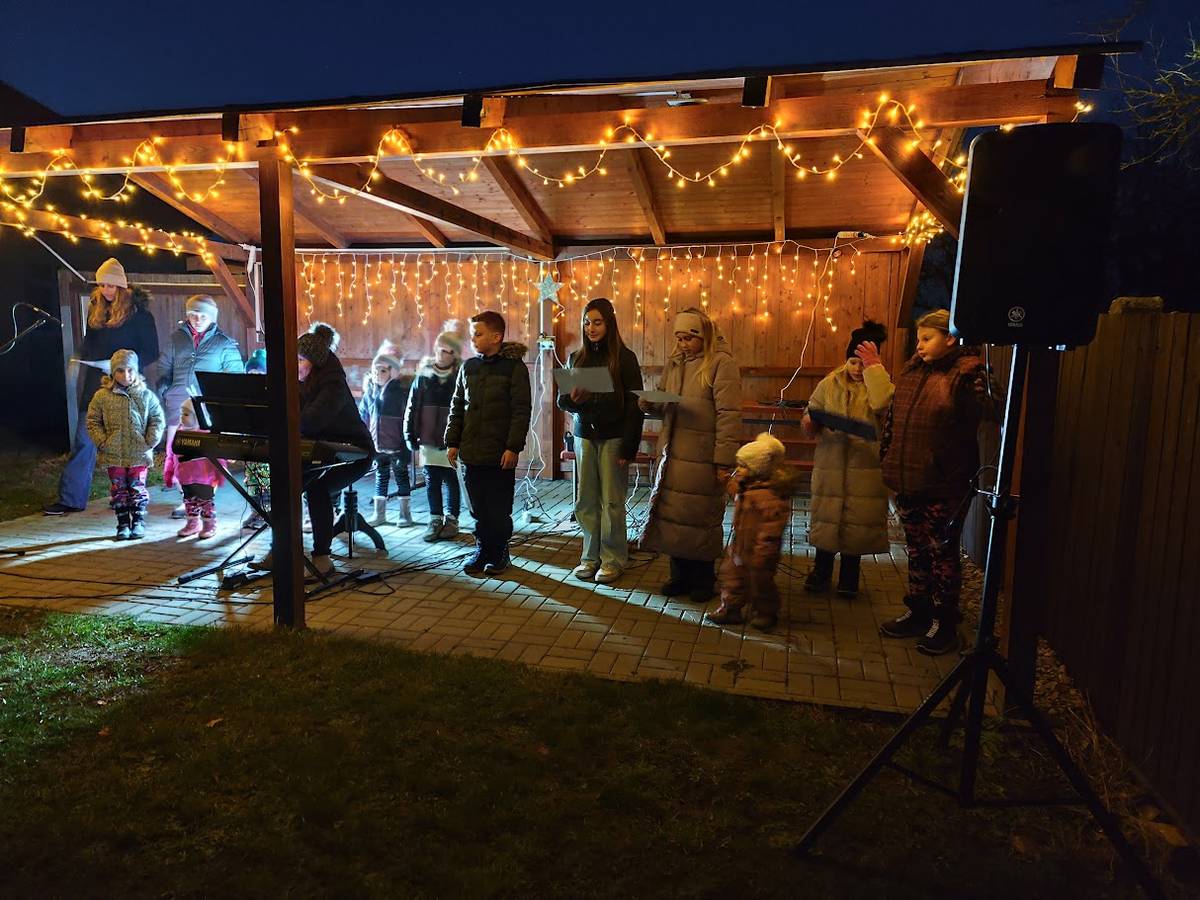 Zahajili jsme advent hudebním vystoupením pod skvělým vedením paní Šťávové. Ke skvělému zážitku se podávalo svařené víno a čaj. K zakousnutí koláčky a perník.