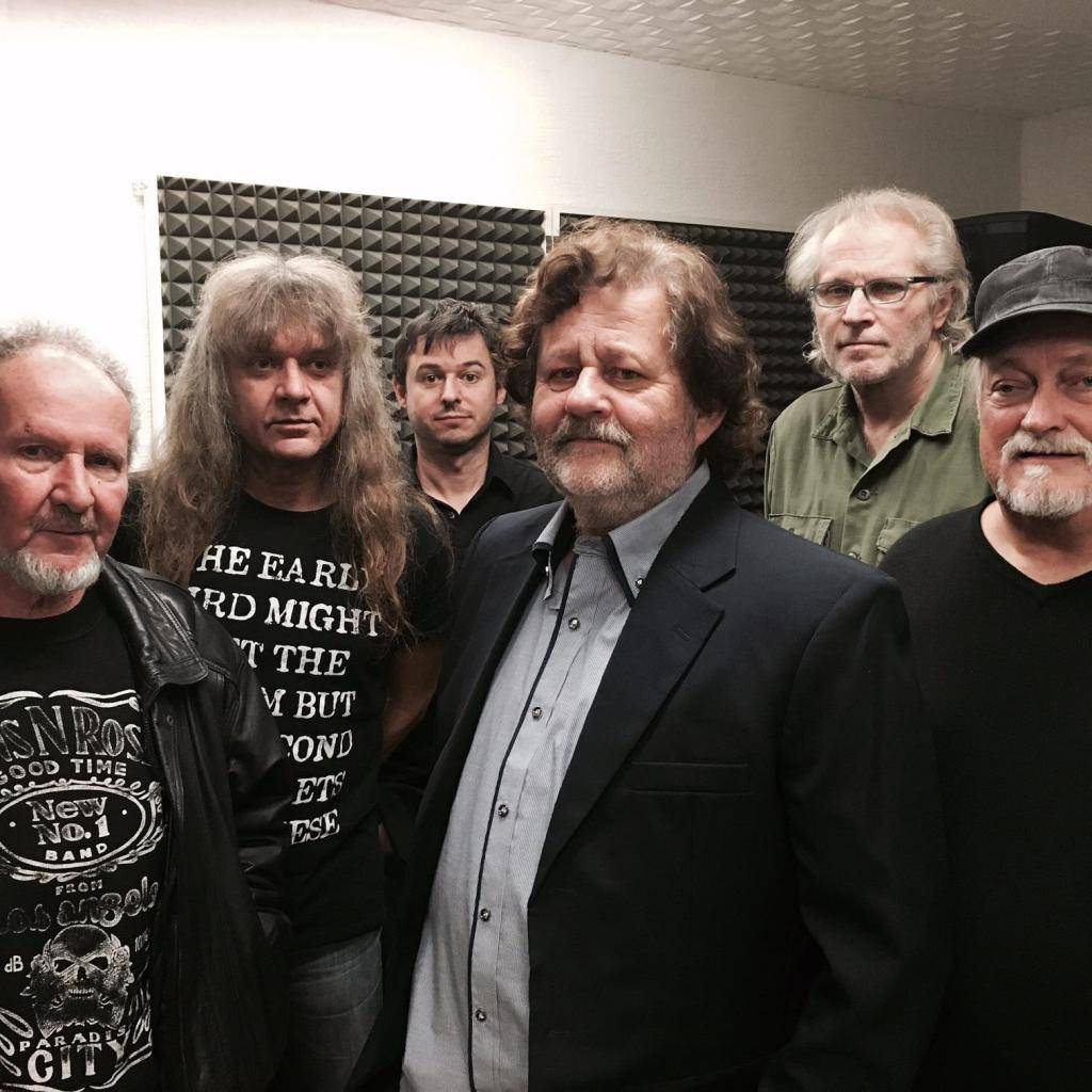 Jiří Votoček je jedinečným zpěvákem, který svým hlasem i vzhledem alternoval samotného Petra Spáleného v době jeho zdravotní indispozice. Koncertní set obsahuje všechny nejznámější skladby včetně duetů a sólových skladeb Milušky Voborníkové v podání zpěvačky Petry.