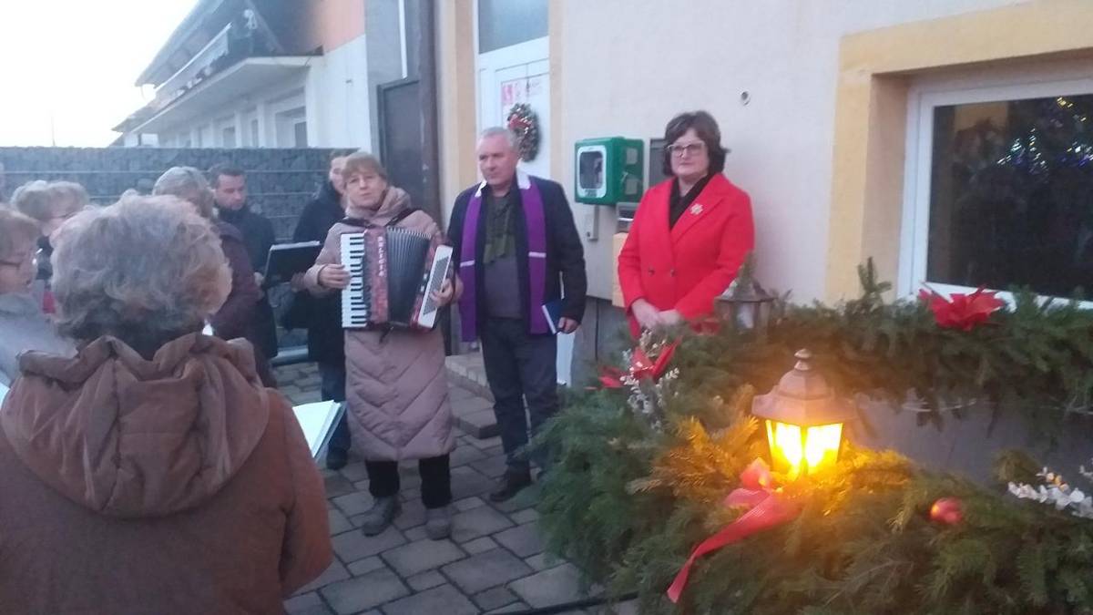 V soboru 30.11.2024 sme zapálili 1. adventnú sviecu  na adventnom venci pred  budovou Obecného úradu