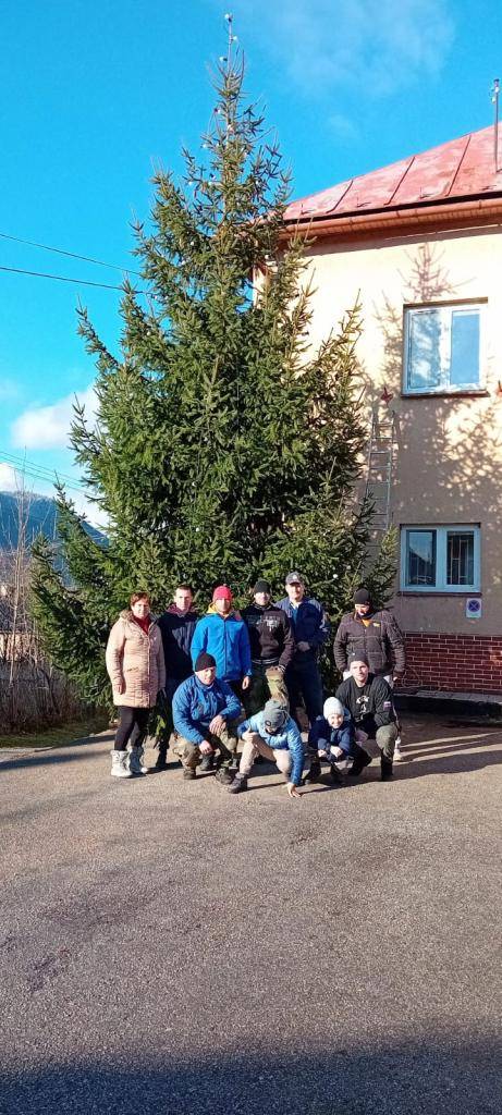 Vianočný čas prichádza. Aj v našej obci v sobotu 30.11.2024 dobrovoľný hasiči a ochotný obyvatelia postavili vianočný stromček, ktorý je predzvesťou vianočných sviatkov. Všetkým zúčastneným chceme touto cestou poďakovať za ich ochotu a pomoc. Za stromček ďakujeme Michalovi Žilinčanovi.