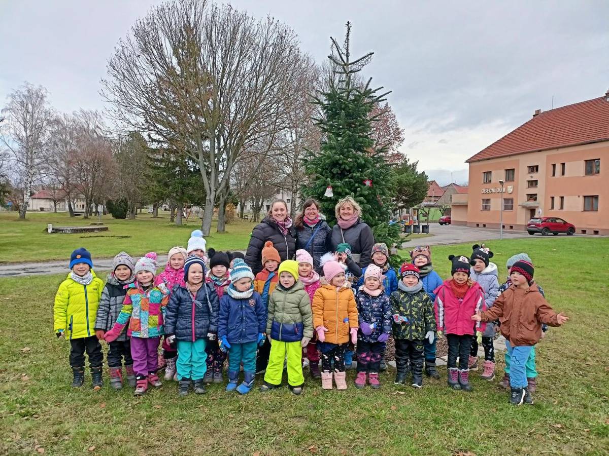 Společně s dětmi ze základní školy jsme ozdobili vánoční stromeček na návsi