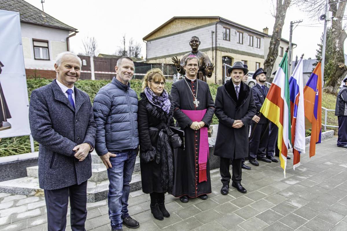 V Rakúsoch sme slávnostne odhalili ,,Pamätník oslobodenia zajatých obyvateľov obce Rakúsy"    Je tomu už 80 rokov odvtedy, čo sa boje súvisiace s SNP sústredili do podhorských oblastí. Ozbrojené útoky mierené na partizánov a civilné obyvateľstvo si vyžiadali tisíce ľudských životov a takmer sto vyp