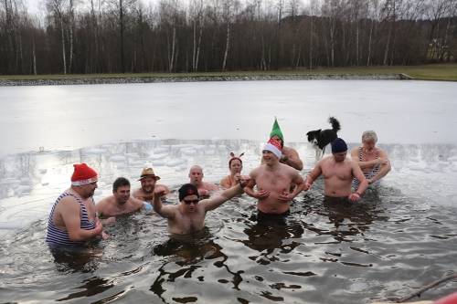 Obec pořádala vánoční otužování v místním koupališti.