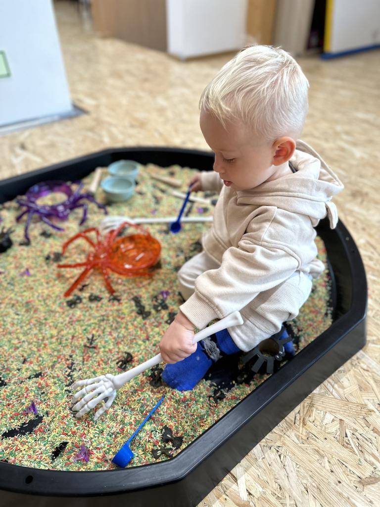 Nově byly pro děti a rodiče zařízeny kromě odpoledních lekcí smyslohraní i lekce dopolední, a tak si je mohou prožít i ti nejmenší. Děti se setkávaly s různorodým materiálem, přírodninami, kinetickým pískem, plastelínou, slizem. Oblíbeným prvkem byl i ortopedický chodníček a výroba šumivých lektvarů