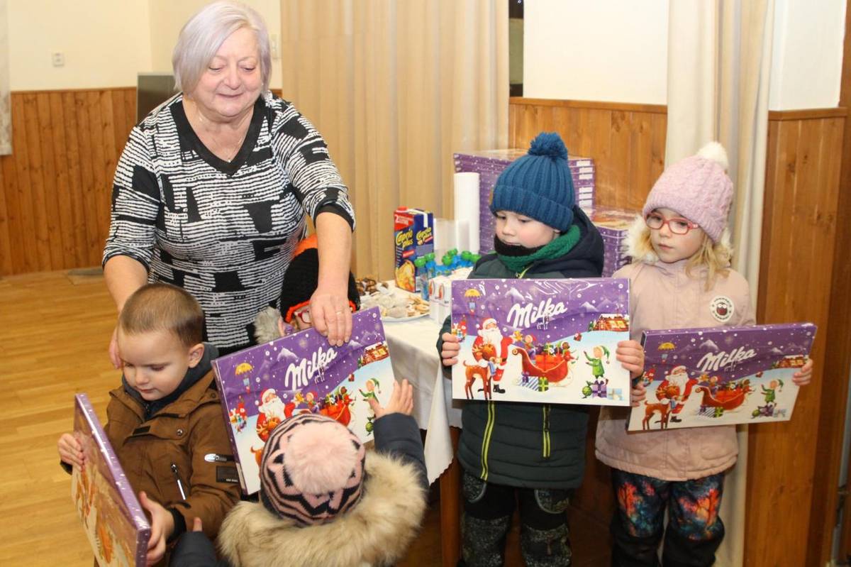 Děkujeme všem, kteří jste přišli na ROZSVÍCENÍ STROMU V TĚNÍCH. Starosta zahájil večer poděkováním organizátorům a přáním klidných vánočních svátků a zdraví do dalšího roku. Soubor brdských trubačů nám zahrál překrásné melodie a místní ženy a děti nám zazpívali. V sále bylo připraveno občerstvení.