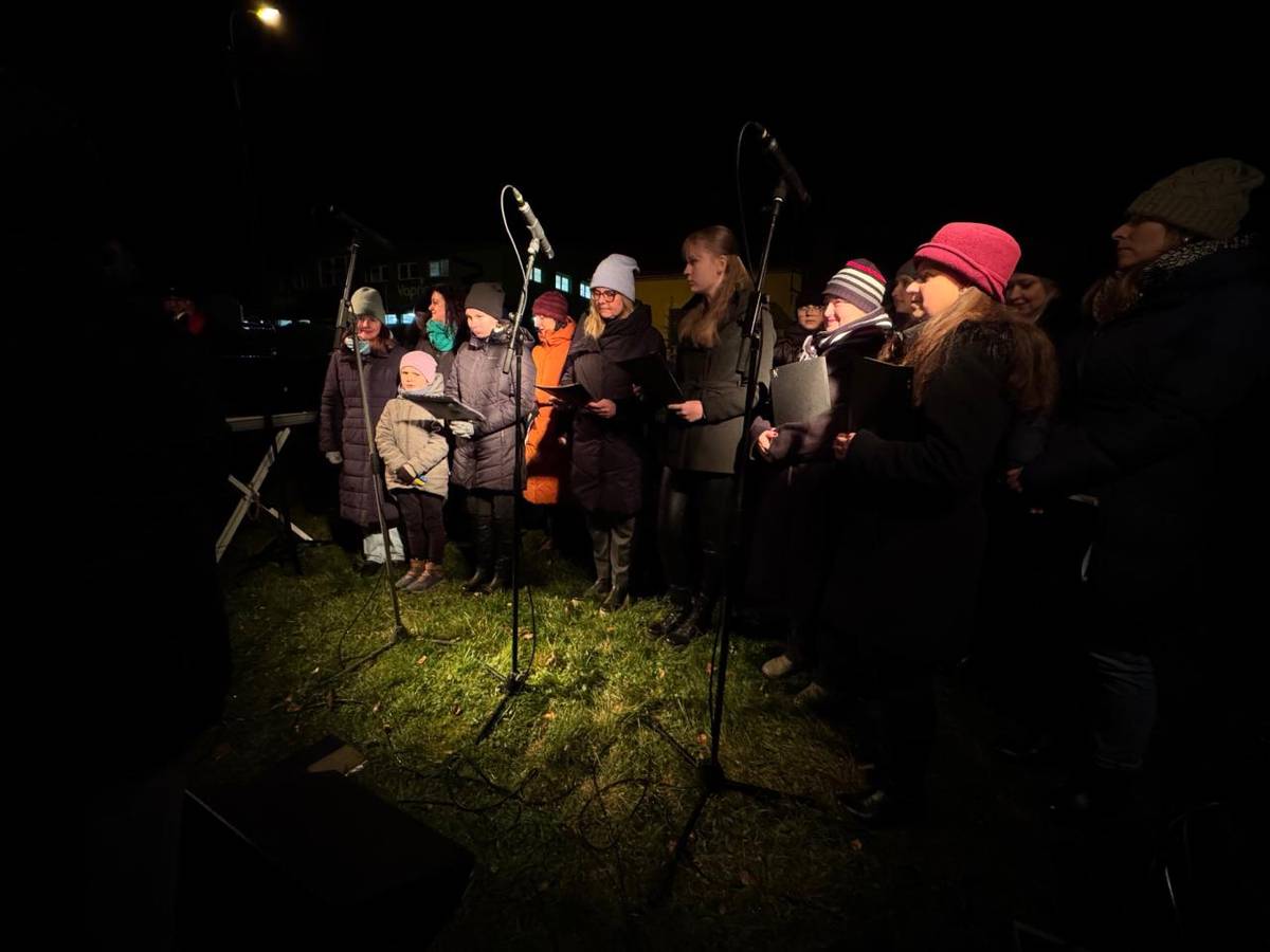 Fotky z akce rozsvícení vánočního stromečku, která se konala 2. 12. 2024
