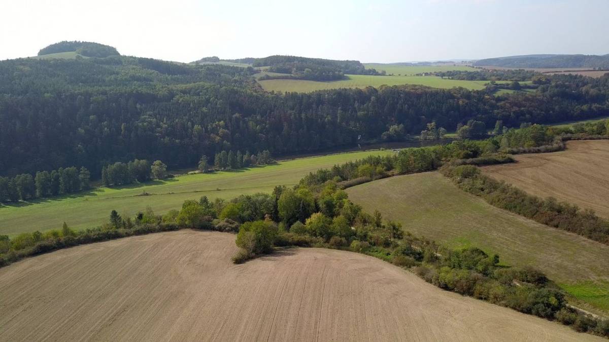 Vzdušný prostor nad údolím Berounky s tábořištěm "U Potůčků", okolní chatovou oblastí, a dále až ke Klečánkovic rybárně, brázdil koncem září dron pana Miroslava Bejčka z Kaznějova, který obci poskytl několik leteckých snímků. Foto je možné v originální digitální kvalitě získat na obecním úřadě ve Hlincích (autorská práva jsou vyřešena).