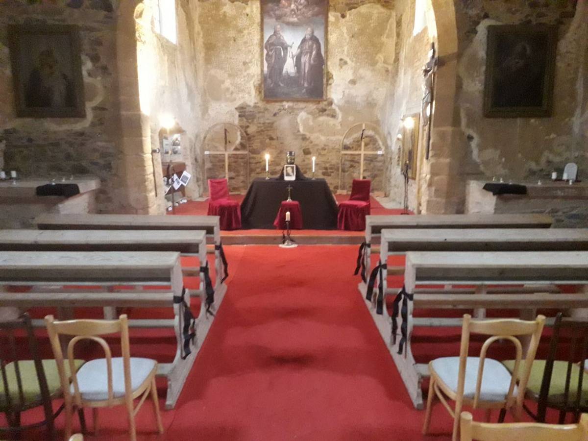 Smuteční výzdoba kostela