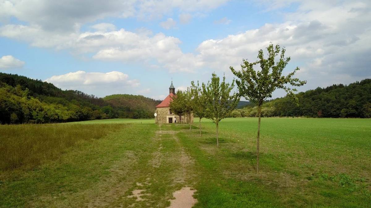Vzdušný prostor nad kostelem sv. Petra a Pavla, nad Dolany, Ptyčí, a dále až k Lejskovu-Kožíškovu mlýnu, brázdil v polovině září dron pana Miroslava Bejčka z Kaznějova, který obci poskytl několik leteckých snímků. Foto je možné v originální digitální kvalitě získat na obecním úřadě ve Hlincích (autorská práva jsou vyřešena).