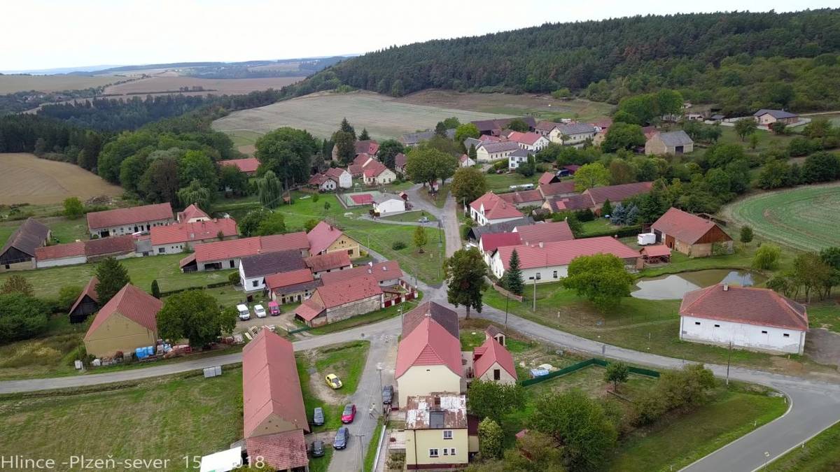 Vzdušný prostor nad obcí Hlince brázdil v polovině září dron pana Miroslava Bejčka z Kaznějova, který obci poskytl několik leteckých snímků. Foto je možné v originální digitální kvalitě získat na obecním úřadě ve Hlincích (autorská práva jsou vyřešena).