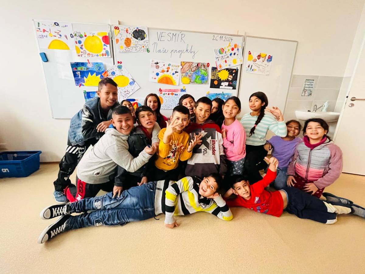 Naši šikovní žiaci zo 4.B triedy sa vydali na objavnú cestu za hranice Zeme a pripravili jedinečné projekty na tému vesmír. Ich práce sú plné kreativity, faktov a zaujímavých detailov. Deti s nadšením prezentovali svoje vedomosti o vesmíre a dokázali, že sú plné fantázie i túžby po objavovaní.