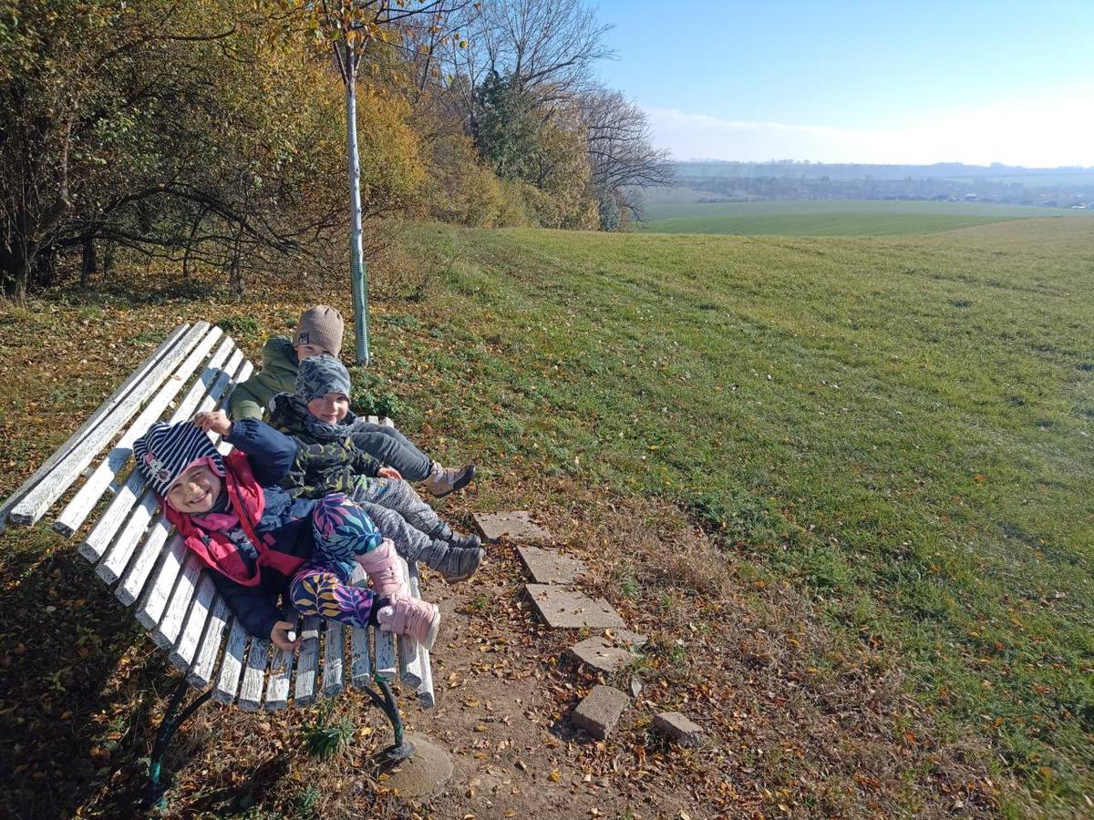 Listopad, listopad,  lísteček mi na dlaň spad...