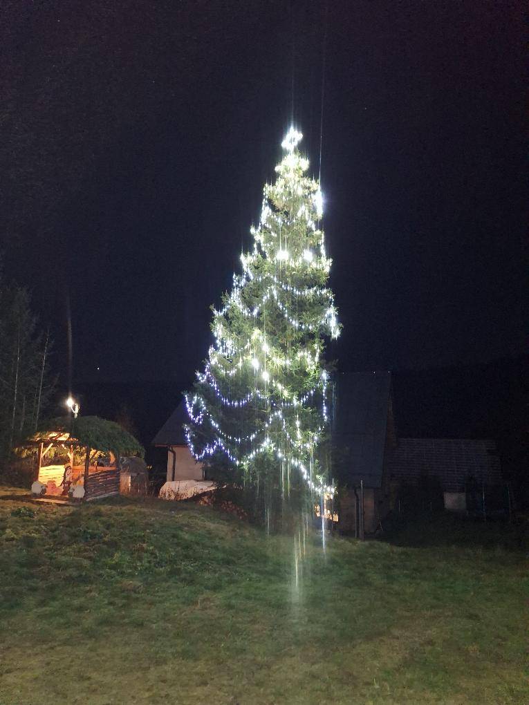 Příjemný večer při rozsvícení vánočního stromečku