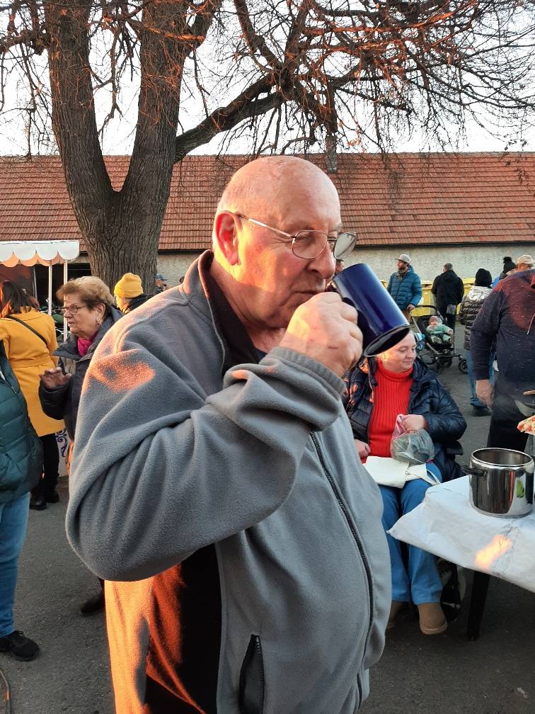 Rozsvícení vánočního stromu v Býkvi  Setkání občanů před první adventní nedělí provázela pohoda a přátelská atmosféra. Už tradičně k nám přijeli naši velmi dobří známí s oblíbenými pochoutkami, takové "kokosky" jsou hitem už několik let.. Děkujeme všem občanům za velmi příjemné strávené odpoledne.