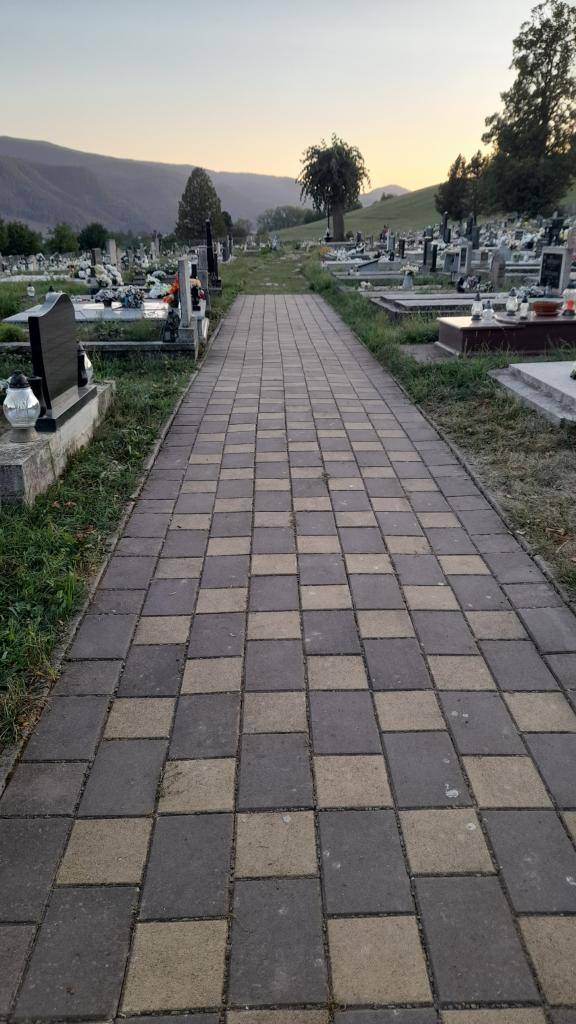 Čistenie chodníka v cintoríne