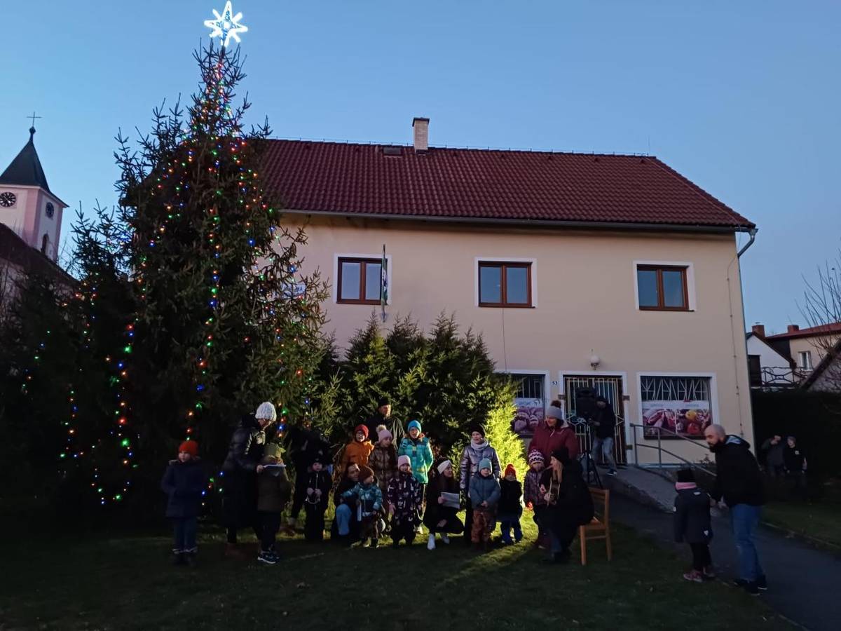 V sobotu 30. listopadu 2024 proběhlo rozsvícení vánočního stromku v Újezdě a v Petrovicích.