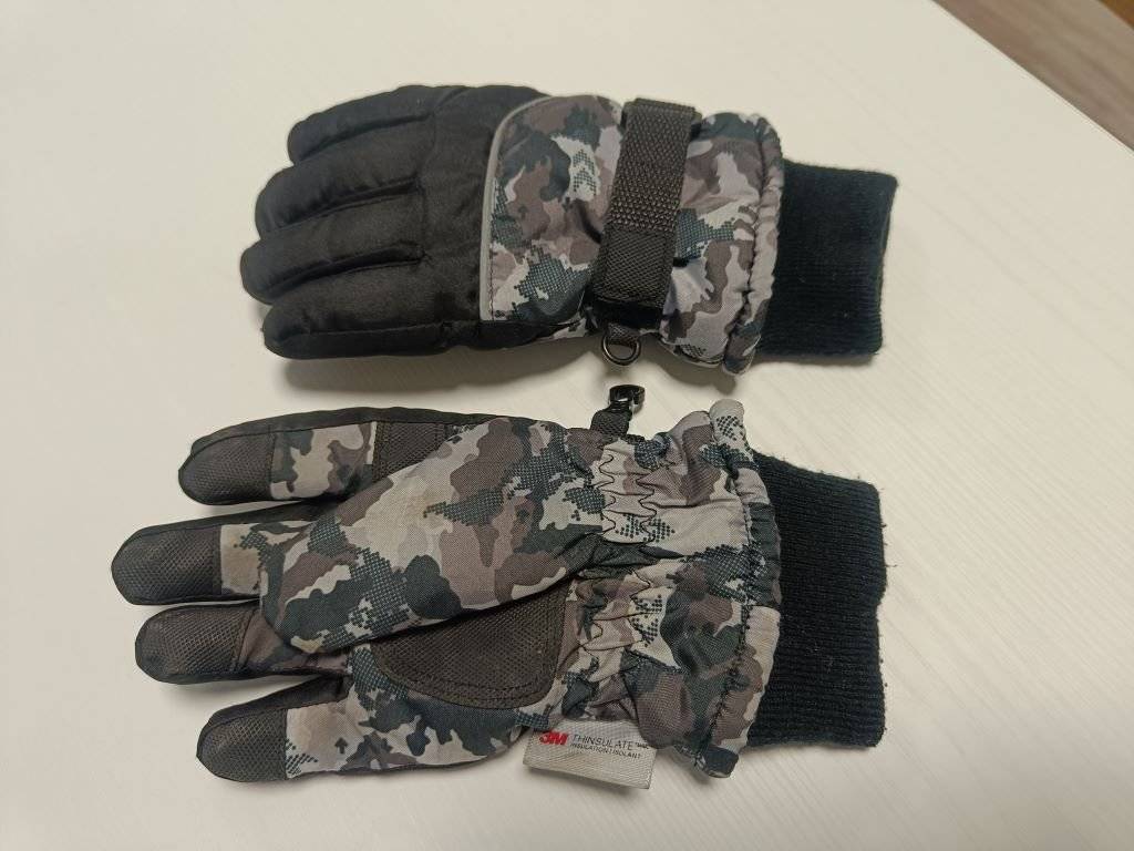 Na rozsvícení vánočního stromu na návsi se našly dětské zimní rukavice. Rukavice jsou prstové, maskované. Majitel si je může vyzvednout na obecním úřadě.