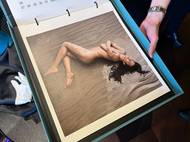 Modelky a modelové jsou tu zvěčnění ve dvou polohách. Na barevné, ale i černobílé fotografii.