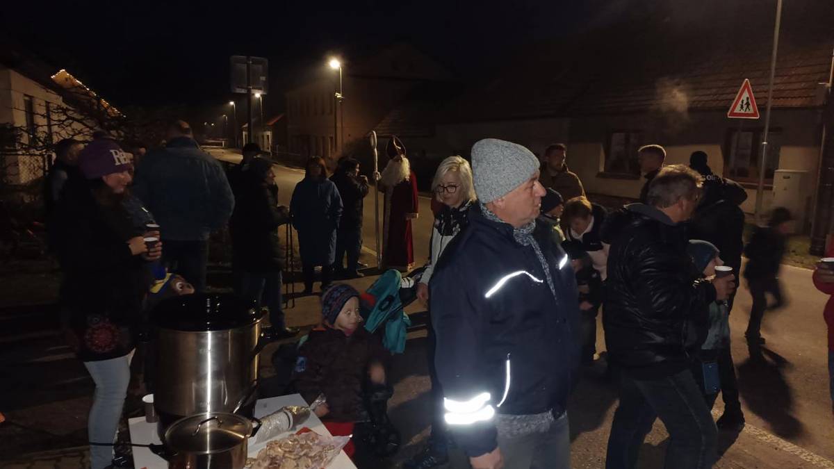 Jako každoročně na první adventní neděli byl rozsvěcen vánoční strom a Mikulášská nadílka
