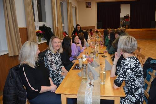 Obec pořádla oslavu MDŽ v kulturním domě.