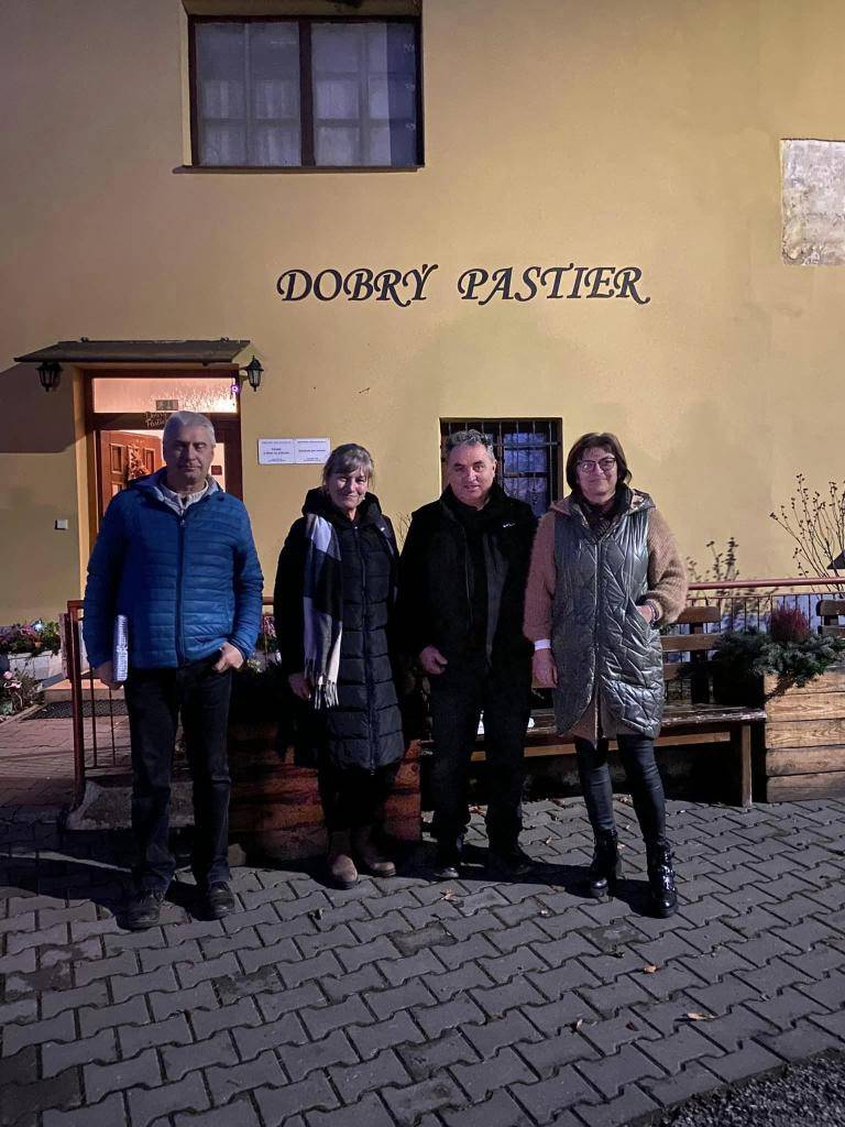 pod týmto názvom sa niesla v piatok 29.11. 2024 zbierka šatstva, obuvi, posteľného oblečenia, prikrývok, liekov, drogérie ........ určená pre mužov bez domova, ktorí našli svoje  útočište v  O.Z.  ,,Dobrý pastier” v Kláštore pod Znievom a ktorú už po tretí rok  organizoval výbor MS SČK.