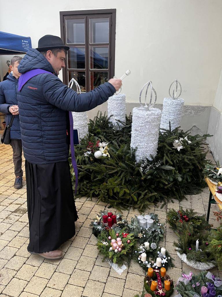 Pred kaštieľom sa už vyníma adventný veniec so zažatou prvou sviecou. Posledný novembrový deň ho požehnal d.o. Marek Hospodár spolu s adventnými vencami návštevníkov podujatia. Predvianočnú atmosféru doladili adventné trhy, vianočná mačanka, či punč a Vianočná rozprávka v prevedení Divadla Portál.