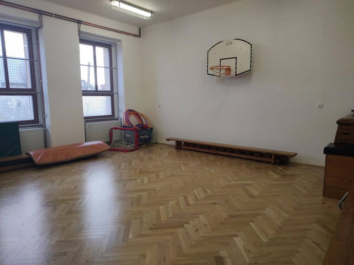 - tělocvična základní školy byla odvlhčena, položena nová parketová podlaha a tělocvična byla vymalována