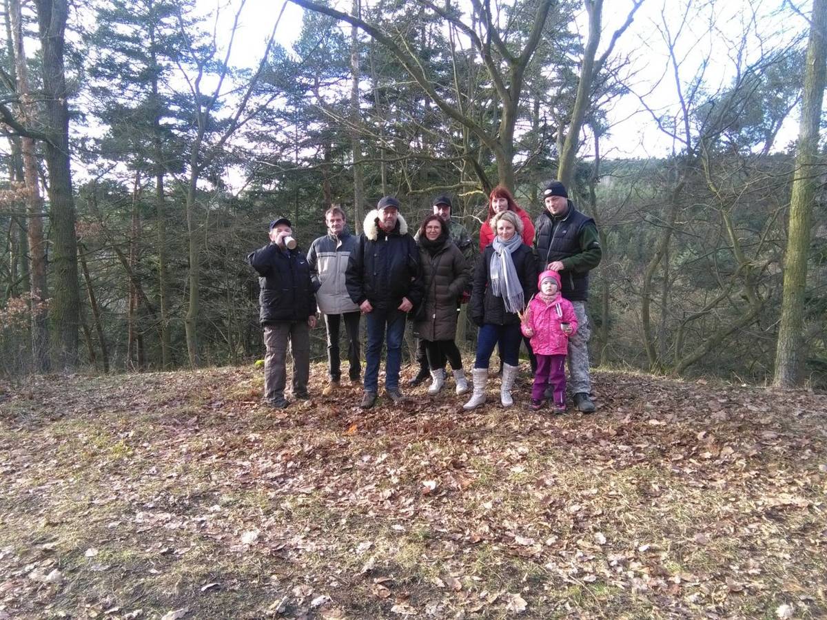 Dospělí, děti a také psi si v pondělí 1. ledna 2018 vyšlápli na tradiční novoroční špacír na hrad Krašov, kde plápolal oheň, nad kterým si všichni opekli novoroční buřtík, doplnit se také musely tekutiny pro dodržování pitného režimu. Špacír byl po zpáteční cestě zakončen příjemným posezením v hospodě U Potůčků ve Hlincích.