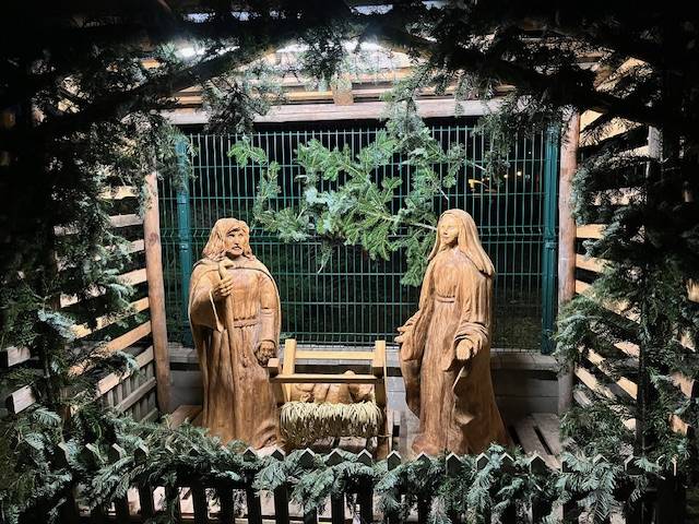 U dětského hřiště vedle vánočního stromku byl instalován betlém, který bude každý rok doplňován o další prvky.    Všem občanům přejeme hezký a klidný advent  Obecní úřad Trnová