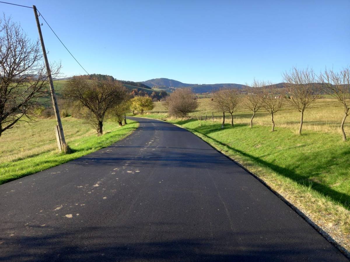 Letos hody připadly na 28. 10. 2024. Bylo nádherné počasí. Takto to vypadalo na nově opravené cestě.