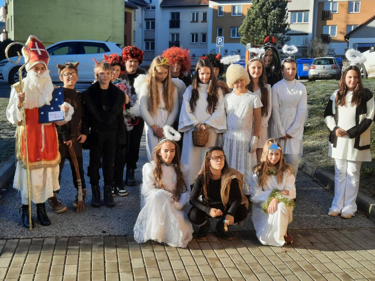 Mikuláš se svou družinou navštívil Obecní úřad v Kájově.