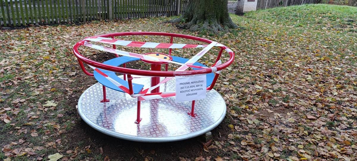 Na dětském hřišti v Aleji sportovců byl dnes instalován nový kolotoč. Prosíme, kolotoč prozatím nepoužívejte, mohl by se vyvrátit. Děkujeme
