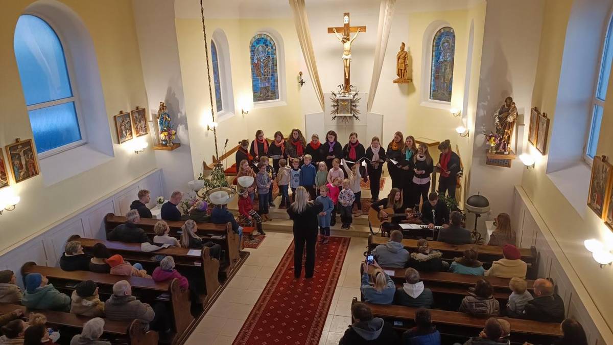 1. Adventní koncert - Děti ZŠ a MŠ Kuchařovice a maminky