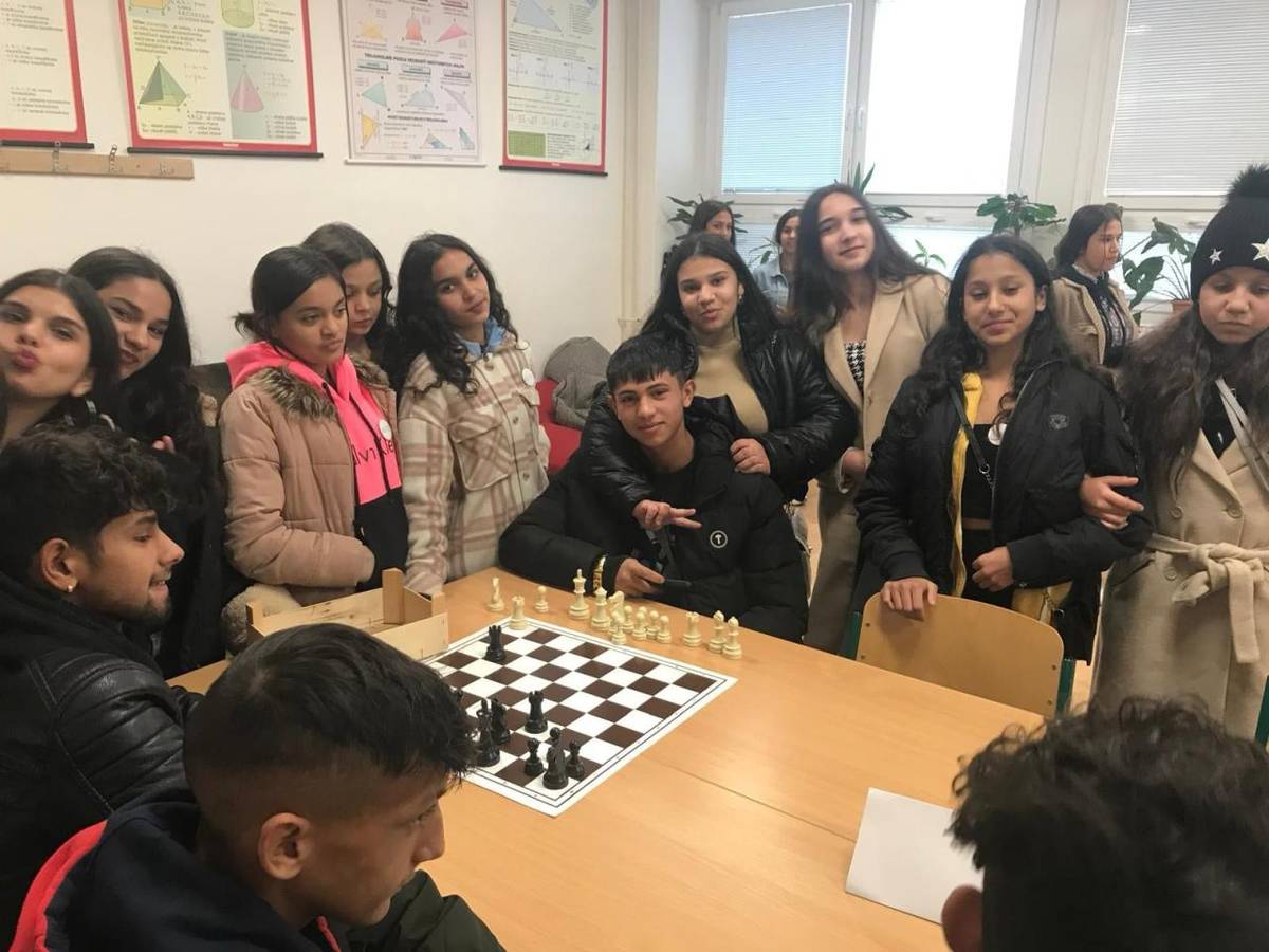 Dňa 28.11. 2024 naši ôsmaci zavítali na DOD na Spojenú školu v Sabinove.  Rozhodnutie kam na strednú školu je jedno z najdôležitejších pre našich žiakov.  Dni otvorených dverí sú ideálnym spôsobom, ako si ujasniť svoju budúcnosť.  Naši ôsmaci si urobili prehliadku priestorov školy.