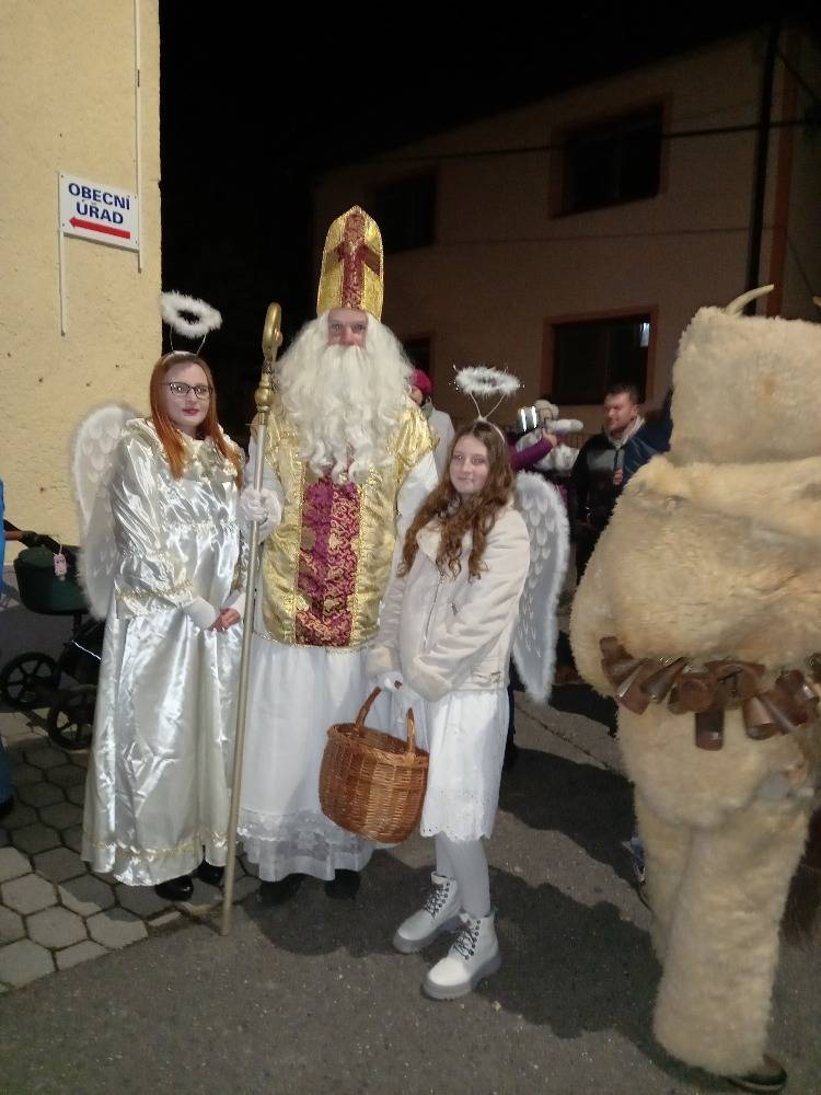 Tentokrát se rozsvicovalo už 30. 11. 2024. K rozsvícení zazpívala Tichovská schóla, pak následoval ohňostroj a mikulášská nadílka pro děti. K dispozici byly tradiční zabijačkové speciality, svařák a čaj.