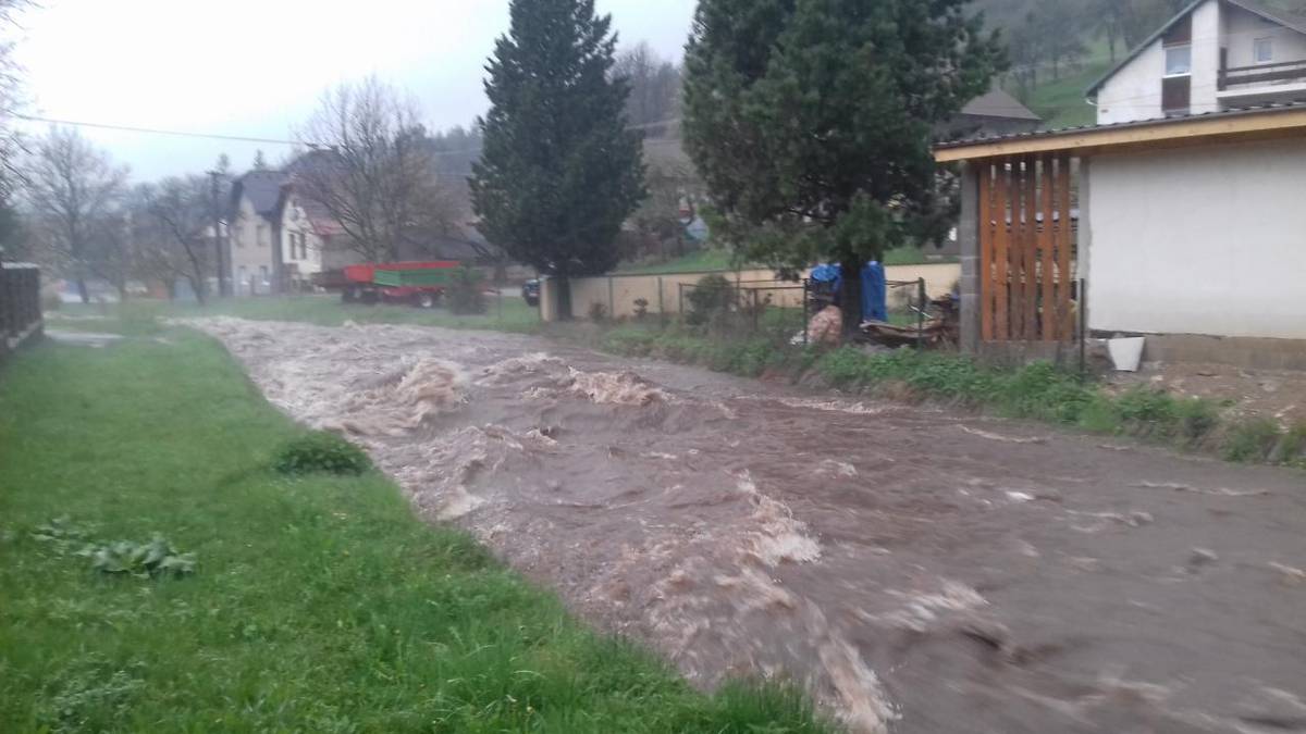 Ani najstarší obyvatelia našej obce si nepamätajú toľko vody, koľko pretieklo v našom potoku dňa 28. apríla 2017. Už v poobedňajších hodinách sa potok začal vylievať zo svojho koryta. 40 dobrovoľníkov pomáhalo pri vrecovaní piesku a záchrane majetku občanov. Vo večerných hodinách sa na pílu cez most