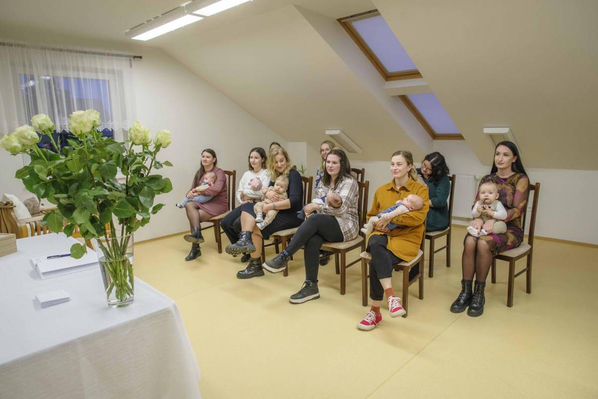 Ve čtvrtek 21. listopadu 2024 proběhlo v sále MŠ letošní vítání občánků obce Mikulovice a Blata.  Nové občánky, 6 chlapců a 3 dívky přivítal pan starosta Slavomír Meduna, který dětem popřál hodně zdraví, spokojený život a aby vyrůstali obklopeni láskou svých rodičů.