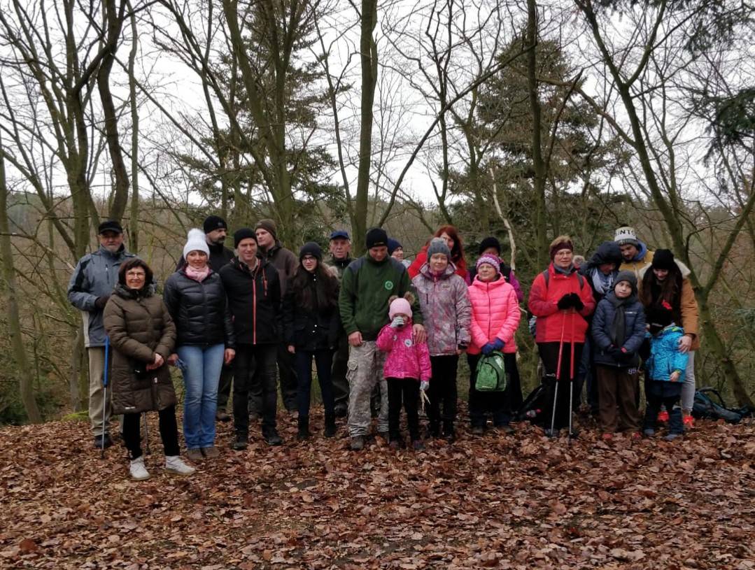 Dospělí, děti a také psi si v úterý 1. ledna 2019 vyšlápli na tradiční novoroční špacír na hrad Krašov, kde plápolal oheň, nad kterým si všichni opekli novoroční buřtík, doplnit se také musely tekutiny pro dodržování pitného režimu. Špacír byl po zpáteční cestě zakončen příjemným posezením v hospodě U Potůčků ve Hlincích.