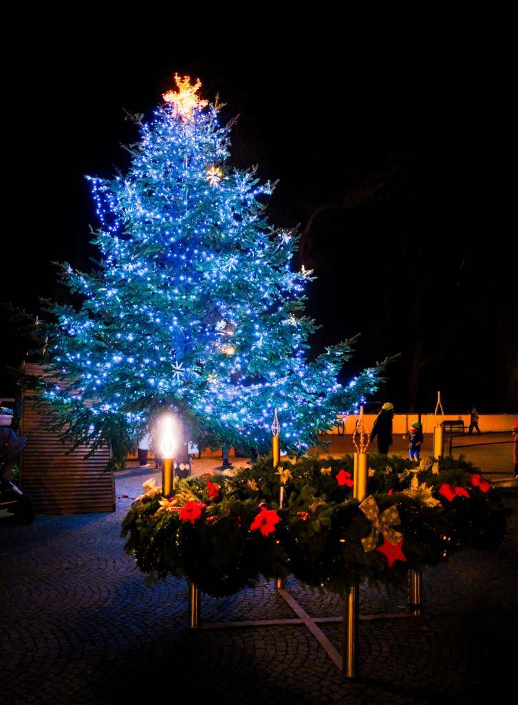 Na Námestí sv. Trojice sa v sobotu 30. novembra stretli obyvatelia i návštevníci, aby si spoločne vychutnali slávnostnú atmosféru a začiatok adventu.