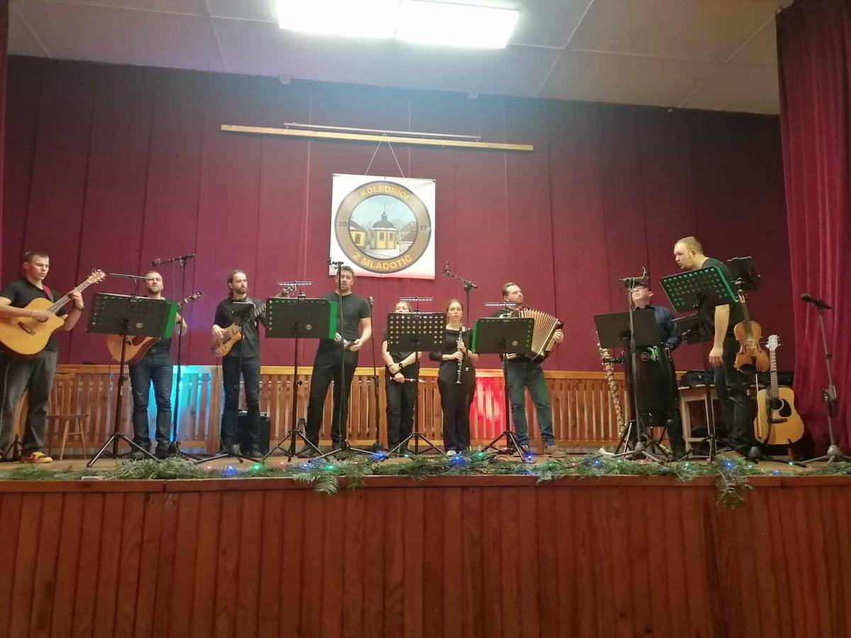 Dne 1.12.2024 se konalo tradiční rozsvícení vánočního stromku v areálu OÚ v Pláních.