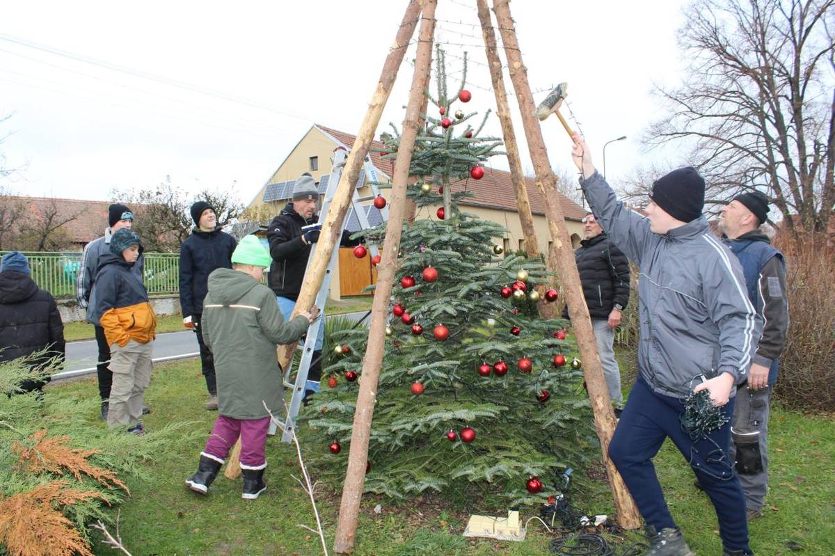 V sobotu 30. 11. 2024 se na návsi sešli dobrovolníci, aby společně nachystali vánoční výzdobu na veřejných prostranstvích. Zdobil se vánoční stromeček, obecní budova či interiér hostince, stavěl se betlém, před kapličkou byl umístěn velký adventní věnec, vánoční výzdoby se dočkala i posezení za vsí.
