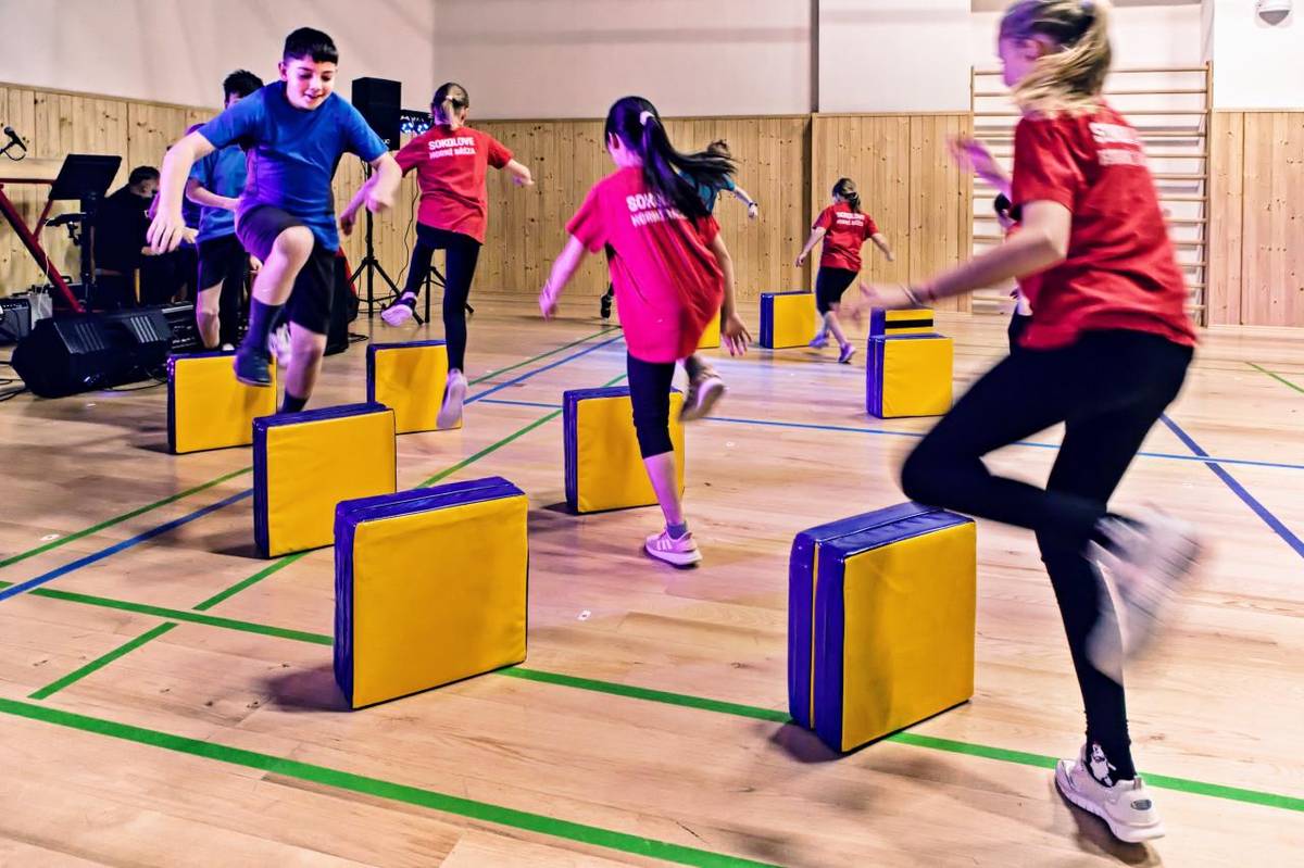 Nežli padnou prvá písmena, neb fotografie za tento právě končící se rok 2024 leží přede mnou jako střepy z rozbitého velkého okna, které se právě rychle zavírá před plískanicí a chladem venku panujícím. Nežli padnou černá písmena na bílý papír, musím se po-pídit po kávě v karlovarském porcelánu.