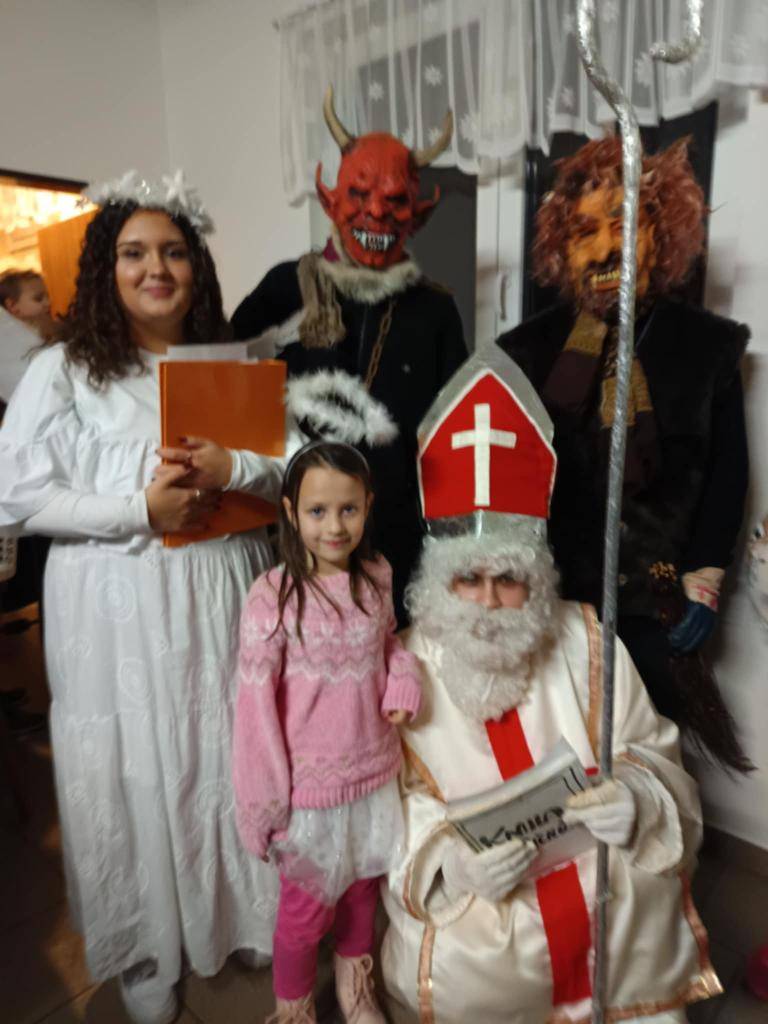 Děkujeme Mikulášovi a jeho pomocníkům a budeme se těšit na příští rok.