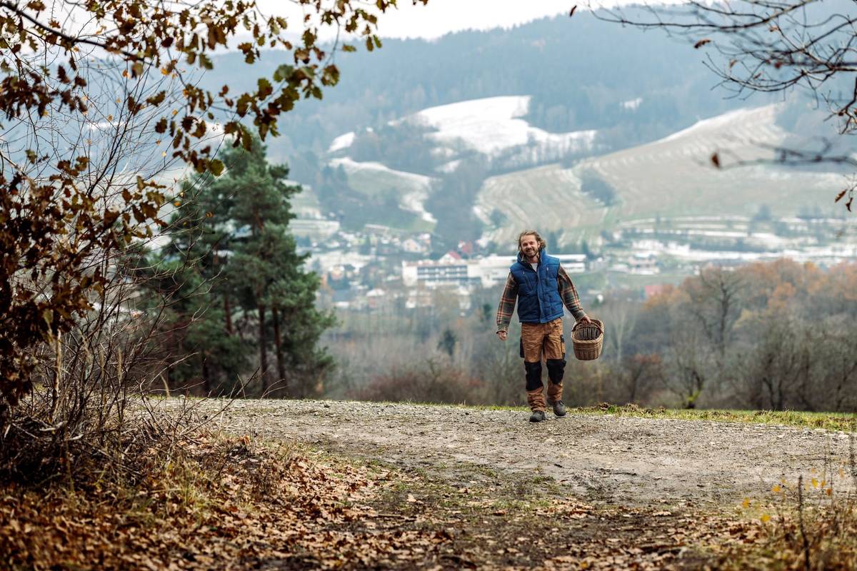 "Říkají mi tady houbový Jura," směje se Jiří Šťásek, který se už osm let živí sběrem hub a jejich zpracováním. Svou dílnu má na protějším kopci ve Francově Lhotě na Vsetínsku.
