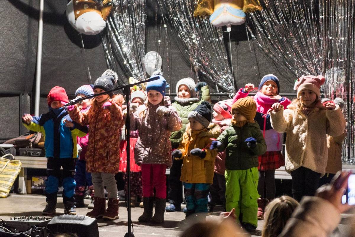 Každoroční rozsvícení vánočního stromečku. Pásmo básniček, písniček si připravila MŠ a ZŠ Kmetiněves a poté vystoupil Vláďa Šunda a spol. Všem přejeme krásný adventní čas a příjemné svátky vánoční.