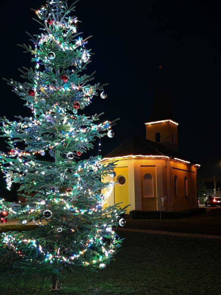 Dne 30. listopadu se v Haňovicích konalo adventní setkání, které zahrnovalo rozsvěcení stromečku, vystoupení školáků a vánoční koledy. Akci završil ohňostroj, darovaný místním prodejcem.