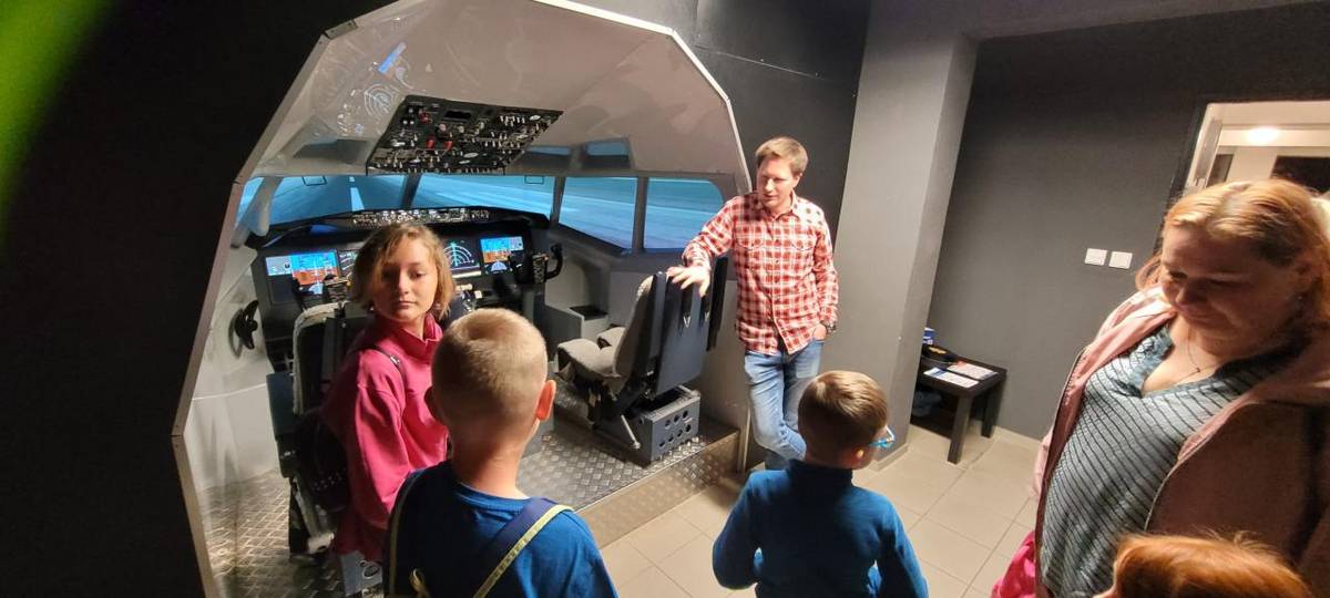 Žáci ZŠ Šatov, kteří dosáhli největší zlepšení studijnách výsledků s námi jeli za odměnu na letecké simulátory do Brna. Pilotáž jim udělala velkou radost.